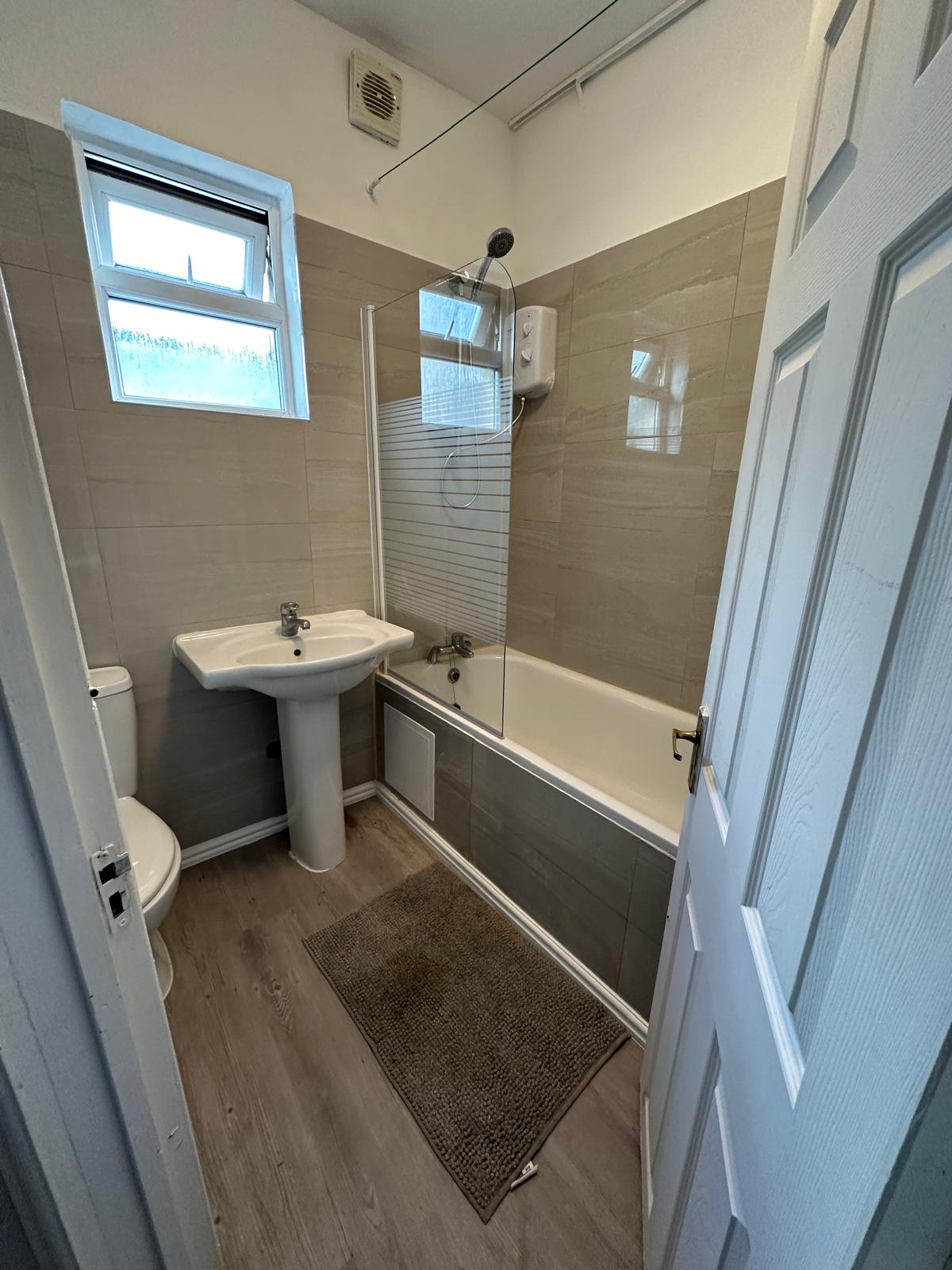 🌟 Double Room – Seven Sisters (N17 6EB)